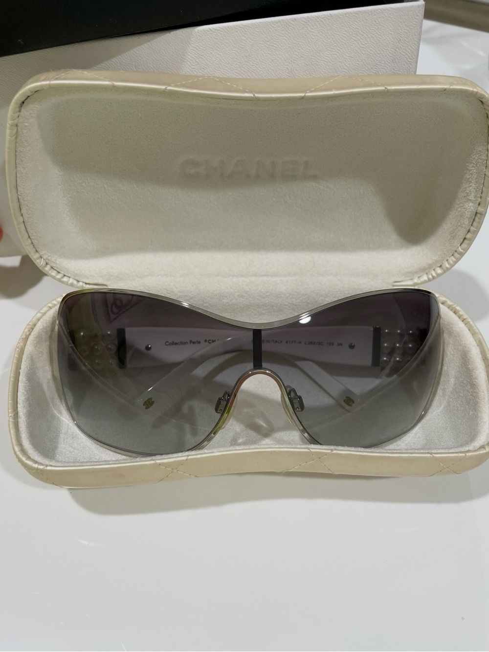 Chanel - Picture 3 of 8